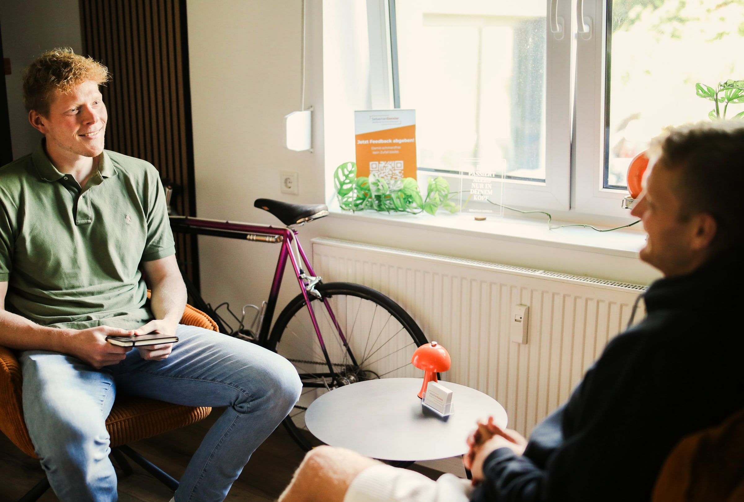 Erstgespräch: Frederik Schwarz sitzt einem Gesprächspartner gegenüber und hört zu